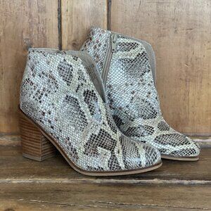 Diba True Snakeskin Size 6